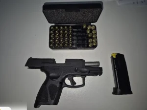 Casal é preso com arma e 36 munições após abordagem da Polícia Militar em Rio do Oeste