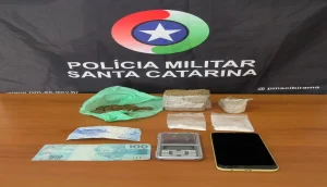 Denúncia de maus-tratos leva PM a apreender drogas e prender homem em Ibirama