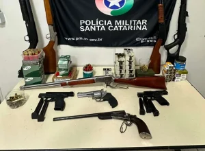 Homem é preso após ameaçar esposa e filha com armas de fogo em Blumenau