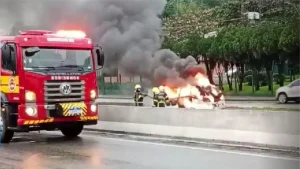 SUV é destruído por incêndio na BR-470, em Blumenau