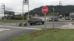 Placas de “Pare” no acesso à Itoupava. DNIT diz que sinalização segue normas de trânsito