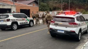 Adolescente chama a polícia e relata ter matado a mãe; mulher é encontrada viva e gravemente ferida em Jaraguá do Sul