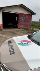 Polícia Militar descobre desmanche clandestino e recupera veículos furtados em Gaspar