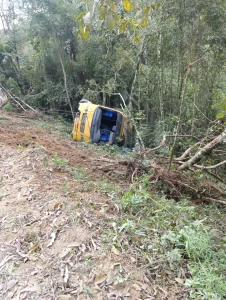 Ônibus escolar tomba em Rio do Oeste e duas crianças são levadas ao hospital