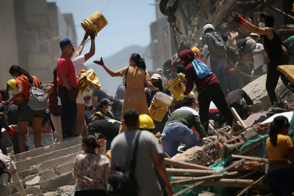 Pessoas Removem Escombros No Local De Um Predio Danificado Apos Terremoto Em Pereira Na Colombia 1