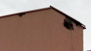 Raio atinge casa e moradora escapa por pouco