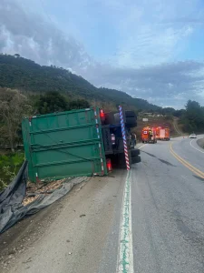 Carreta tomba na BR-282 e motorista é levado ao hospital com suspeita de lesões