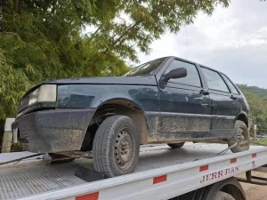 Homem deixa chave na ignição e tem carro furtado em Indaial