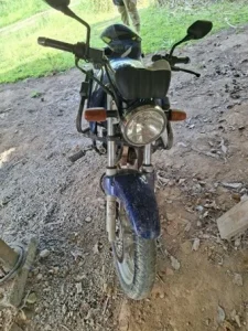 Motocicleta furtada é encontrada abandonada em terreno de Indaial