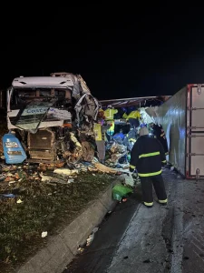 Motorista morre preso às ferragens após colisão entre caminhões na BR-116