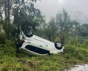 Veículo da prefeitura de Rio do Sul capota na Serra do Tucano