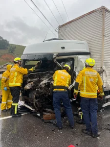 Colisão envolvendo quatro caminhões deixa motorista ferido na SC-350 em Rio do Sul