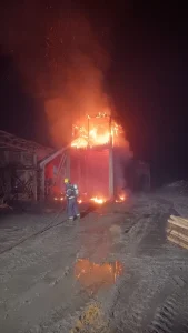 Incêndio destrói silo de serragem em madeireira de Pouso Redondo