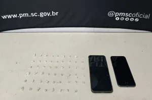 Jovem é preso com 53 pedras de crack após tentar fugir da PM em Blumenau