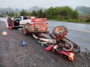 Acidente entre carro e microtrator mobiliza Bombeiros na SC-110 em Petrolândia