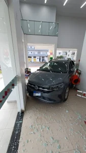Carro invade loja após colisão em Taió