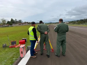 Aeroporto Helmuth Baumgarten recebe voo de homologação do sistema APAPI na cabeceira 25