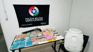 PM apreende milhares de comprimidos de ecstasy, drogas e duas armas em Blumenau