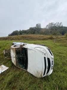 Motorista fica ferido após carro sair da pista e capotar em Trombudo Central