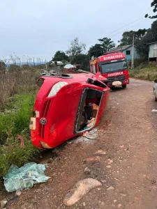 Mulher fica ferida após Saveiro sair da pista e capotar