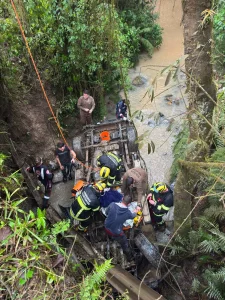 Homem fica gravemente ferido após caminhonete capotar de ponte em Witmarsum