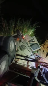 Carreta sai da pista e tomba na BR-470, em Rodeio