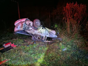 Motorista procura hospital após sofrer capotamento na SC-114, em Otacílio Costa