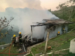 Incêndio deixa residência completamente destruída em Rio do Sul