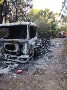 Caminhão é destruído por incêndio no interior de São Joaquim