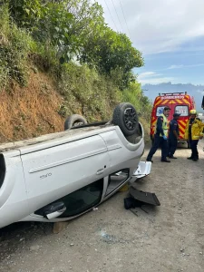 Mulher fica ferida após carro capotar no bairro Progresso, em Rio do Sul