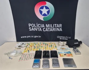 Três jovens são presos e adolescente é apreendido com drogas em Blumenau