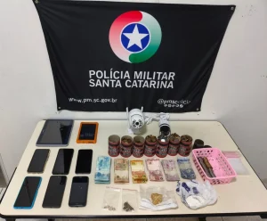 Casal é preso por tráfico de drogas e receptação em Blumenau