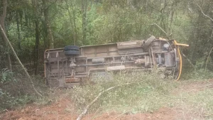 Ônibus escolar tomba no interior de Rio do Oeste