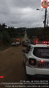 Carro capota e jovem de 22 anos é encaminhada ao hospital em Lontras
