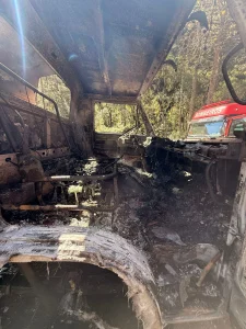 Caminhão caçamba pega fogo e tem cabine destruída em Urubici