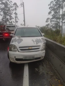 Duas mulheres ficam feridas após carro sair da pista e bater em guarda-corpo em Witmarsum