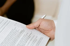 Mulher é condenada por falsificar atestados médicos para justificar faltas ao trabalho