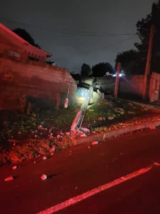 Poste quebra e atinge muro de residência após colisão em Lages
