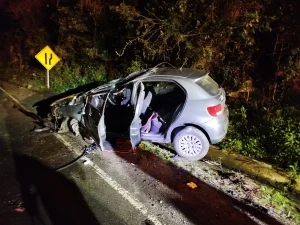 Motociclista cai em rampa de posto de combustíveis e veículo capota na SC-350, em Ituporanga