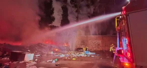 Bombeiros combatem incêndio em barracão que acondicionava lixo e entulho, em Lages