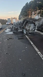 Acidente entre dois carros e um caminhão deixa homem gravemente ferido, em Painel. Instantes após vítima ser retirada de dentro do automóvel por populares, veículo sofreu uma explosão