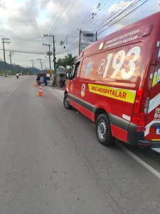 Bombeiros Voluntários de Presidente Getúlio atendem colisão entre carro e moto na SC-340
