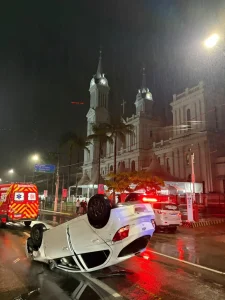 Motorista colide em veículo estacionado e capota, na Alameda Aristiliano Ramos, em Rio do Sul