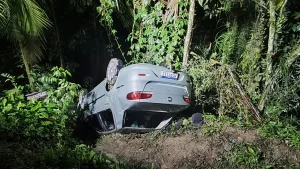 Homem de 39 anos fica gravemente ferido após capotamento em ribanceira no interior de Taió