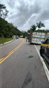 Carreta tomba e interdita parcialmente a BR-470, em Ibirama