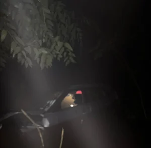 Veículo com três crianças cai em ribanceira e fica parcialmente submerso em Ibirama
