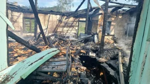 Residência é destruída por incêndio em Salete