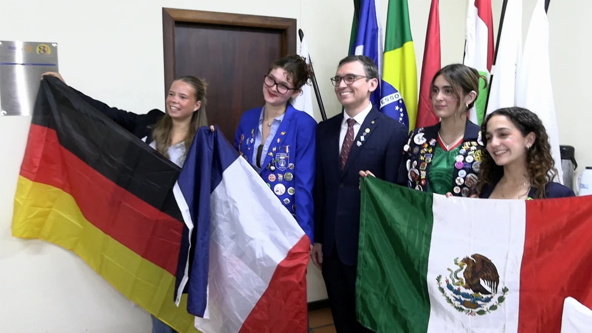 Sequência 01.00 02 34 20.quadro015