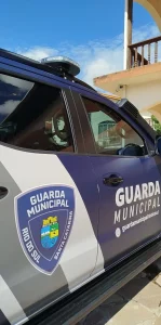 Motorista sem habilitação tenta fugir da Guarda Municipal e bate no meio-fio em Rio do Sul