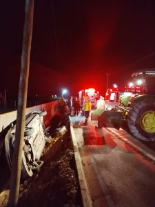 Motorista fica ferido após capotar Peugeot e bater contra muro em Ituporanga